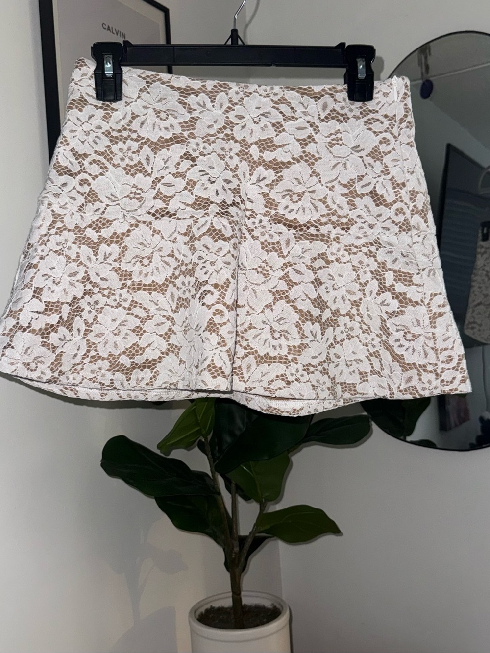 PrettyLittleThing White Lace Mini Skirt and Bandeau Set - Picture 3 of 4